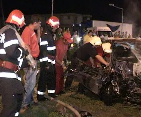 Trei persoane au murit şi una a fost grav rănită într-un accident