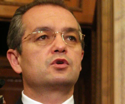 Guvernul vrea să ia înapoi de la judeţe banii cheltuiţi ineficient, potrivit lui Emil Boc