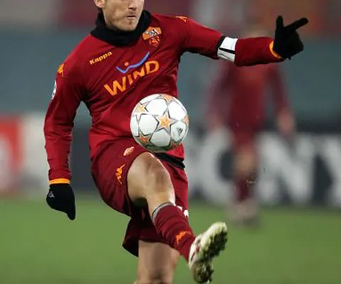 Italia - Totti vrea să-şi prelungească înţelegerea cu AS Roma până în 2014