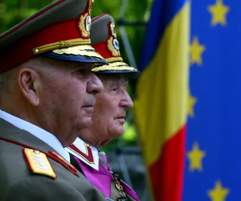 Emil Boc: Guvernul caută soluţii pentru plata sporurilor restante către militari