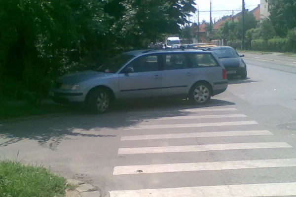 Trecerea de pietoni a devenit loc de parcare