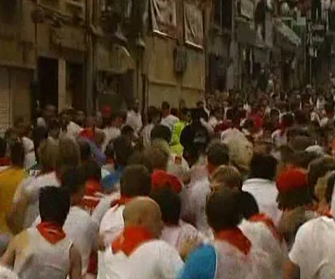 Patru persoane au fost rănite în tradiţionala cursă de alergat tauri din Pamplona