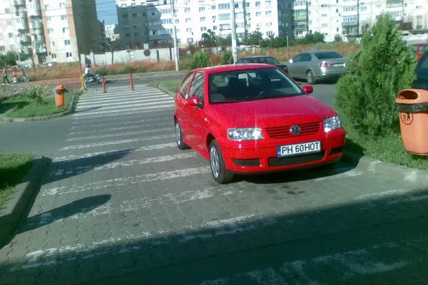 Malină parcată pe trecerea de pietoni