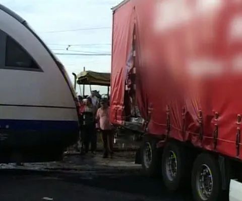 Traficul rutier şi feroviar a fost blocat două ore din cauza unui accident, la Arad