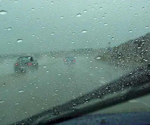 Trei accidente grave, în mai puţin de 24 de ore pe DN1, din cauza neadaptării vitezei la condiţiile meteo