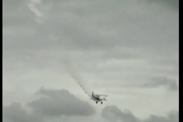 Accident dramatic între un avion şi o maşină, în plină demonstraţie de acrobaţie aviatică