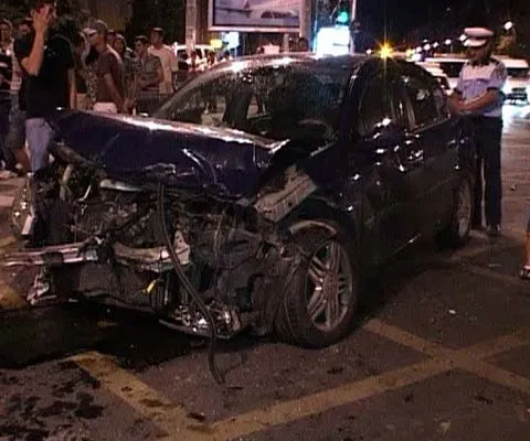 Un şofer din Capitală, care a provocat un accident, a fugit de la locul faptei