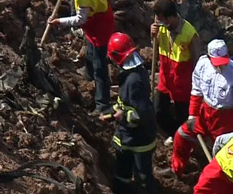 Rudele celor ucişi în tragedia aviatică de miercuri din Iran au început să sosească la locul accidentului