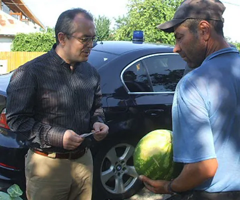 Boc a cumpărat de la ţărani fructe şi porumb pentru a-i servi pe miniştri în şedinţa de Guvern
