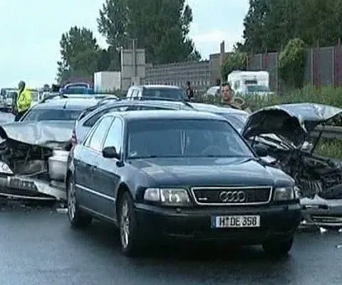 Carambol gigantic soldat cu 66 de răniţi pe o autostradă în Germania - VEZI VIDEO