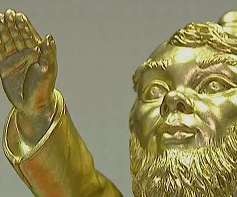 Un pitic de grădină salută trecătorii în stil nazist, în Germania