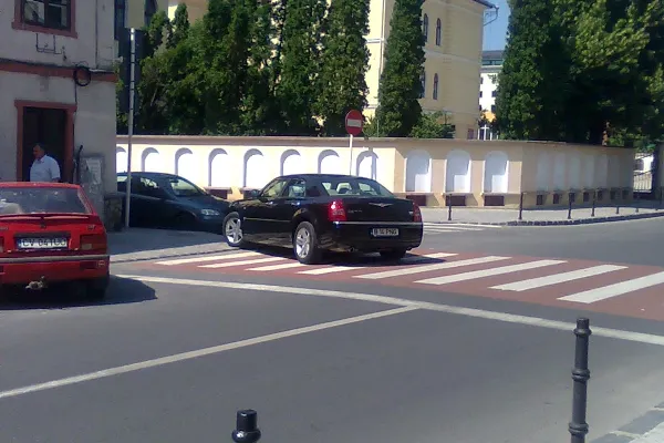 Maşină parcată pe trecerea de pietoni