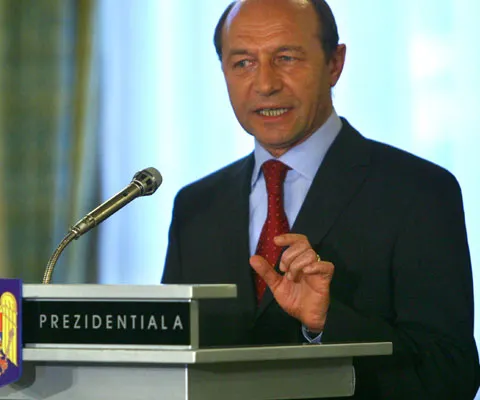 Băsescu: Guvernul trebuie să reducă cu 20% numărul angajaţilor din aparatul de stat