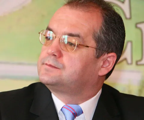 O parte dintre membrii Guvernului ignoră decizia premierului de a reduce numărul de consilieri - Cum comentaţi?