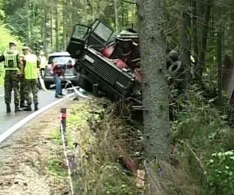 Accident cu repetiţie pe DN1A: Şoferul camionului militar care a omorât o persoană şi a rănit alta a uitat să tragă frâna de mână