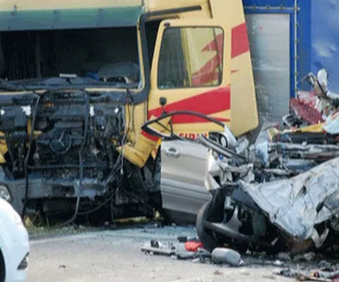 Cinci români, aflaţi într-un microbuz, au murit într-un accident rutier în Ungaria - IMAGINI ŞOCANTE