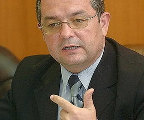 Emil Boc: Pensiile vor creşte cu 2% de la 1 octombrie, iar TVA nu va fi majorată