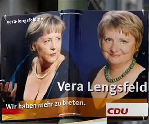 Germania: O candidată pentru Bundestag a pus o poză cu decolteul Angelei Merkel pe afiş
