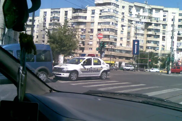 Maşina poliţiei parcată pe trecerea de pietoni