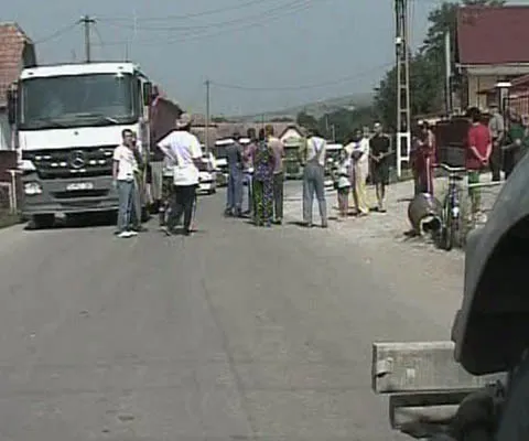 Locuitorii unui sat clujean protestează împotriva Autostrăzii Transilvania, care le-a distrus casele