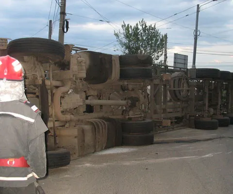O cisternă încărcată cu GPL a luat foc pe DN1, în Prahova, în urma unui accident