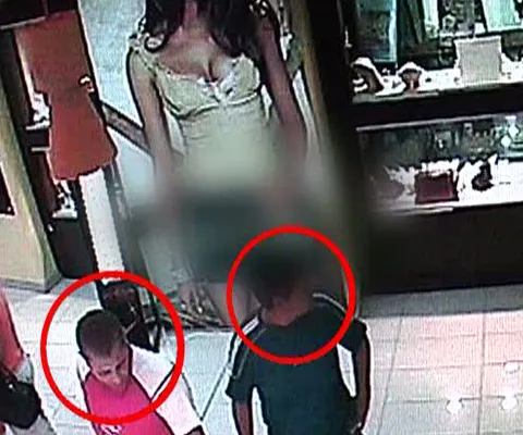 Doi tineri au furat 30 de lănţişoare de aur dintr-un mall din Târgu-Mureş