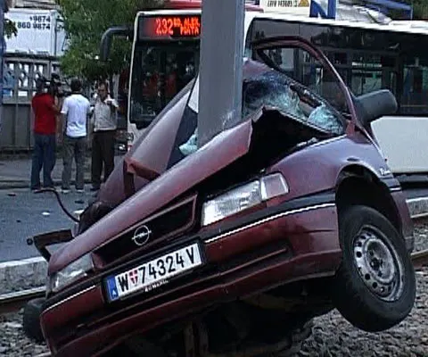 Un om a murit şi alţi doi au fost răniţi într-un accident rutier