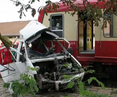 Două dintre victimele accidentului de la Scânteia, soldat cu 13 morţi, au fost înmormântate duminică