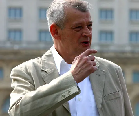 Oprescu vrea o cruce de flori de 70.000 de euro lângă ceasurile suflate în aur de 24 de carate. Cum comentaţi?