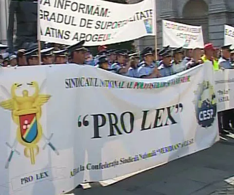 Poliţiştii au continuat şi luni protestele în toată ţara