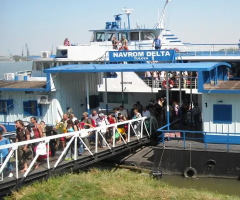 EXCLUSIV REALITATEA.NET: Transportatorii de pe Dunăre pun în pericol viaţa turiştilor, de dragul unui profit mai mare