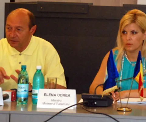 Băsescu vrea să se însoare cu Elena Udrea, potrivit fostului ministru ţărănist Vlad Roşca