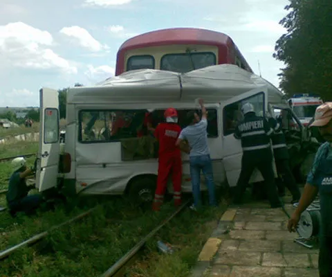 Patronii firmei care deţinea microbuzul implicat în accidentul din Iaşi sunt cercetaţi penal