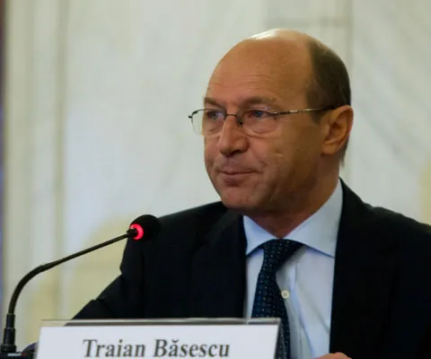 Băsescu susţine asumarea răspunderii Guvernului pe legile educaţiei
