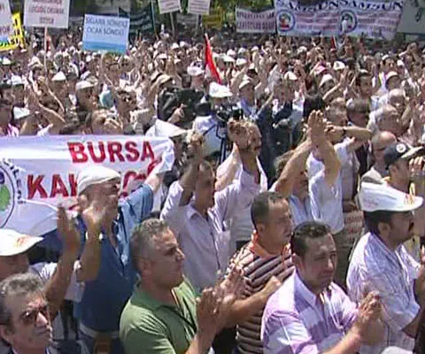 Interzicerea fumatului provoacă proteste în Turcia