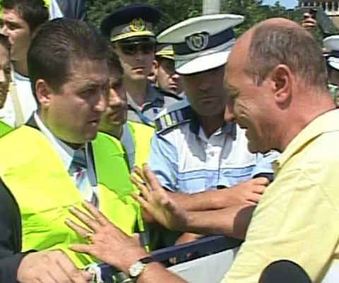 Poliţiştii au renunţat, pentru moment, la proteste, în urma întâlnirii cu preşedintele Băsescu