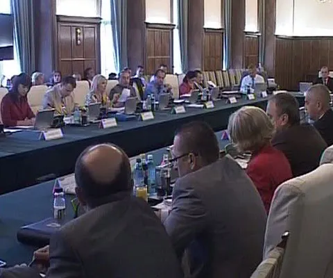 Guvernul a amânat pentru astăzi decizia în legătură cu legea unitară a salarizării