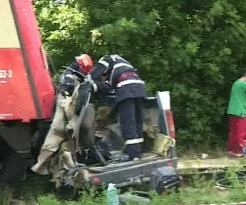 Procurorii au început urmărirea penală împotriva patronilor firmei de transport care deţinea microbuzul implicat în accidentul de la Scânteia