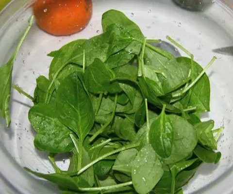 Spanacul şi somonul, alimente obligatorii pentru o dietă care aduce zâmbetul pe buze