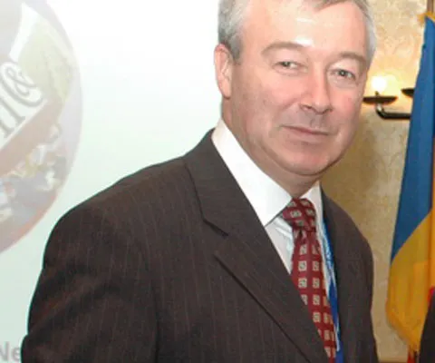 Aurel Cazacu, a cărui fiică era asociată cu Mircea Băsescu, şi-a depus demisia de la Ministerul Economiei
