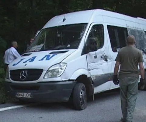 Accident cu microbuz: 11 persoane au fost spitalizate după o cursă ilegală