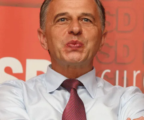 O maşină din escorta lui Geoană a accidentat un ziarist