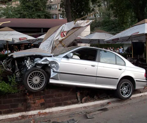 Accident grav în Capitală: O maşină a intrat într-o terasă din Drumul Taberei