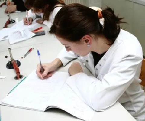 România va majora taxele pentru studenţii din statele din afara Uniunii Europene