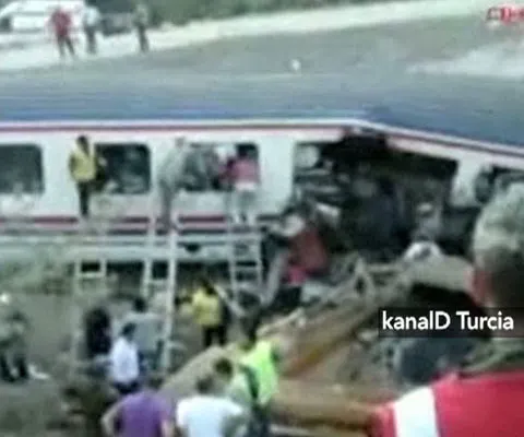 Cinci morţi şi 16 răniţi într-un accident feroviar produs în Turcia