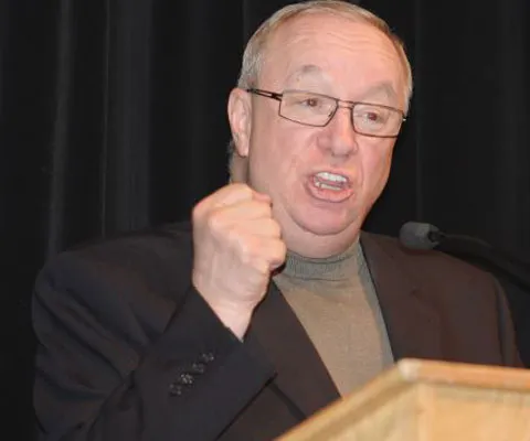Un comentator sportiv analfabet a devenit senator în Canada