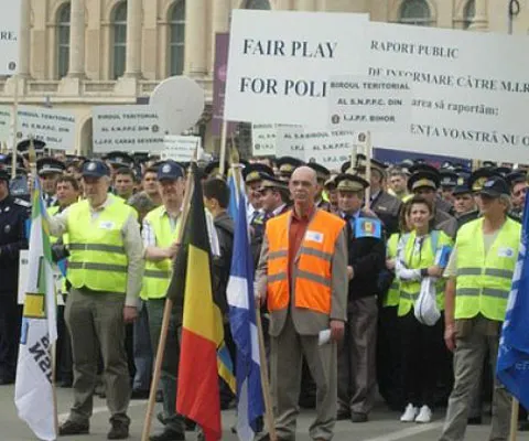 Sindicatul Poliţiştilor protestează faţă de recompensarea orelor suplimentare cu timp liber