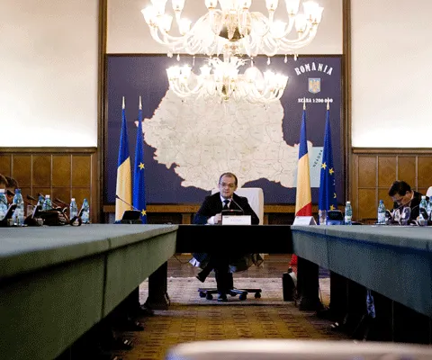 Bugetarii pierd din nou, în frunte cu şeful statului! Guvernul a redus coeficienţii de salarizare