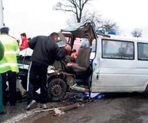 Buzău: Un microbuz cu 13 pasageri, implicat într-un accident rutier