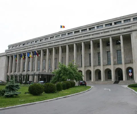 Guvernul s-a întrunit astăzi în şedinţă pentru a definitiva legea unică de salarizare, legile educaţiei şi restructurarea agenţiilor